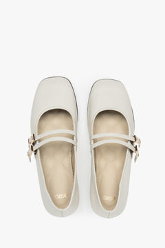 Estro women's beige leather ballerinas - top view presentation.