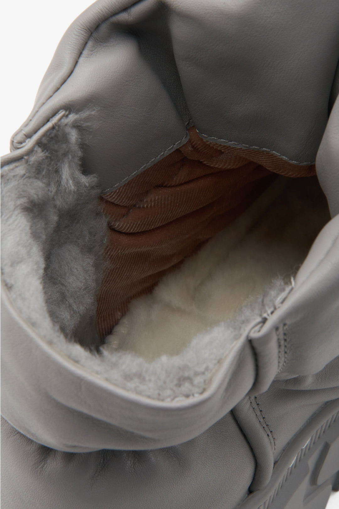 Grey fur lined snow boots Estro - a close-up on details.