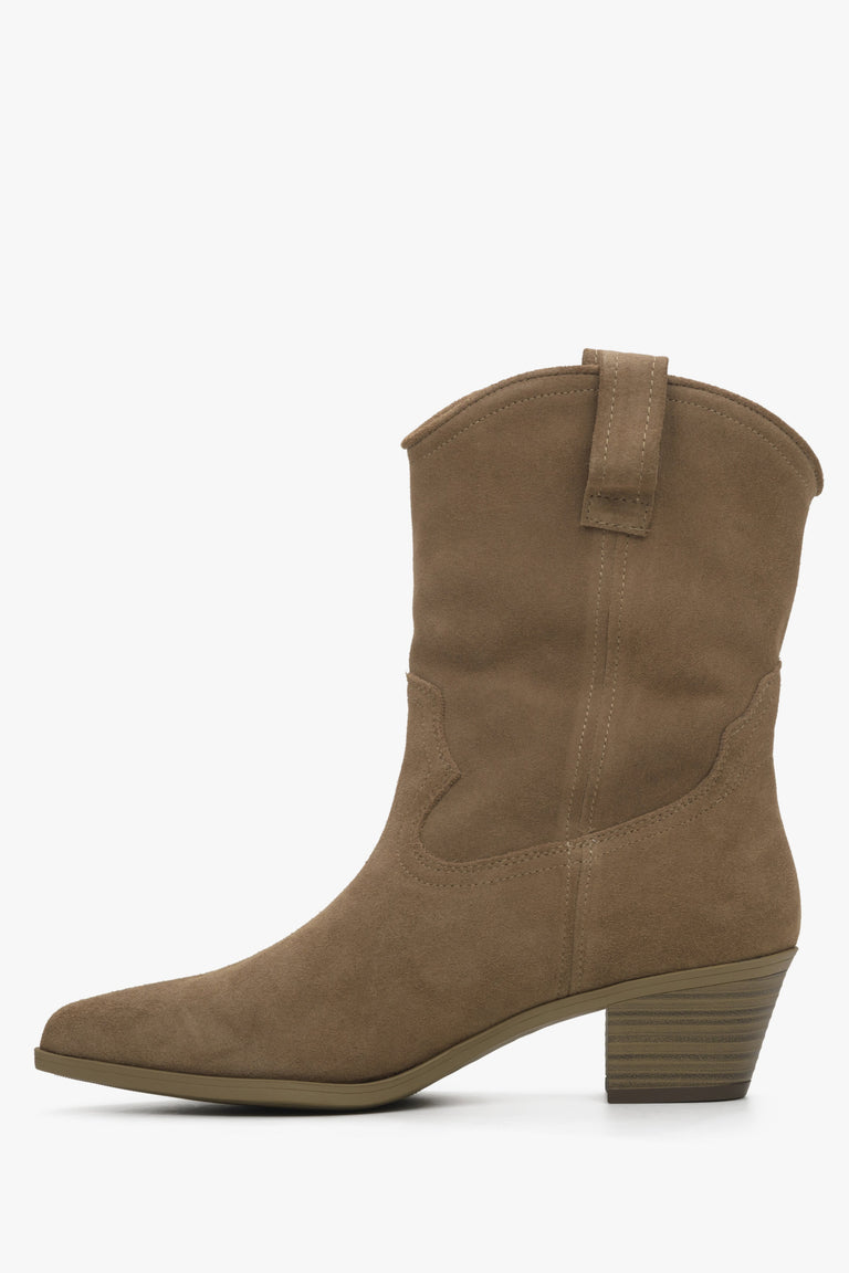 Women's brown low-cut cowboy boots made of genuine suede by Estro - shoe profile.