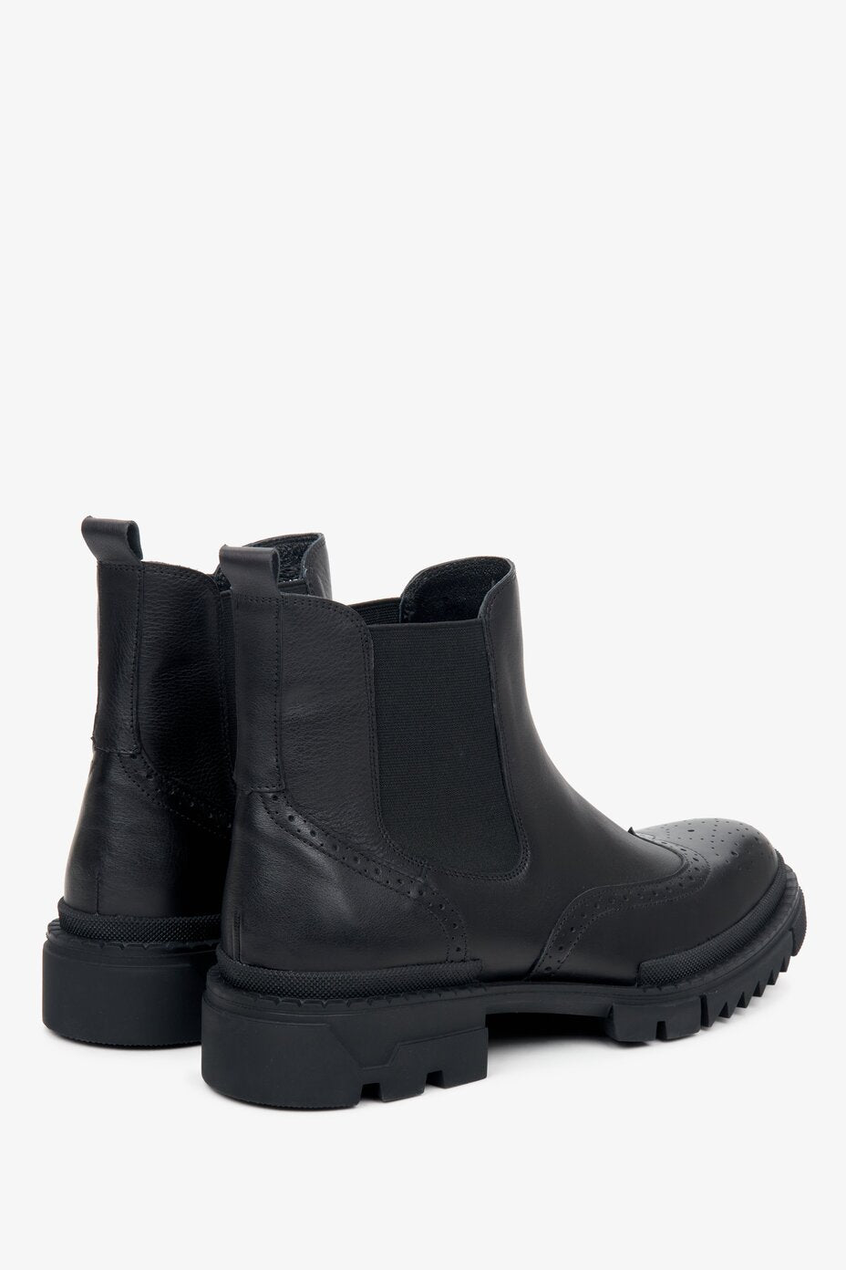 Men's black ankle boots for fall by Estro, made of natural leather - close-up on the side and rear of the boot.