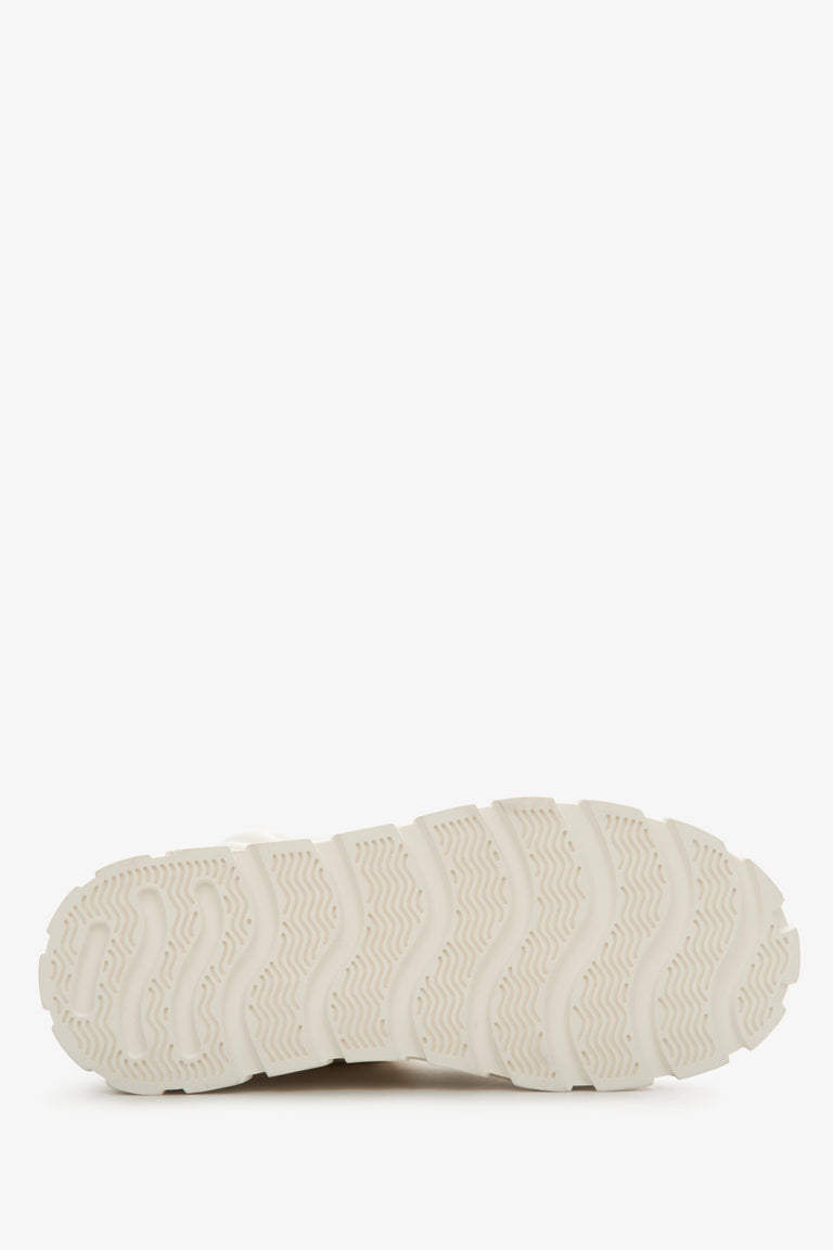 Women's light beige snow boots made of leather and fur Estro - a close-up on shoe sole.