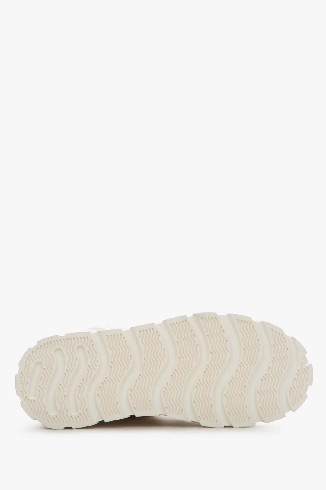 Women's light beige snow boots made of leather and fur Estro - a close-up on shoe sole.
