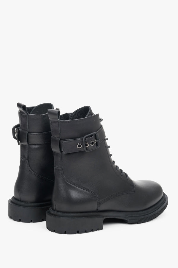 Women's black winter boots made of genuine leather by Estro - close-up on the side seam and shoe platform.