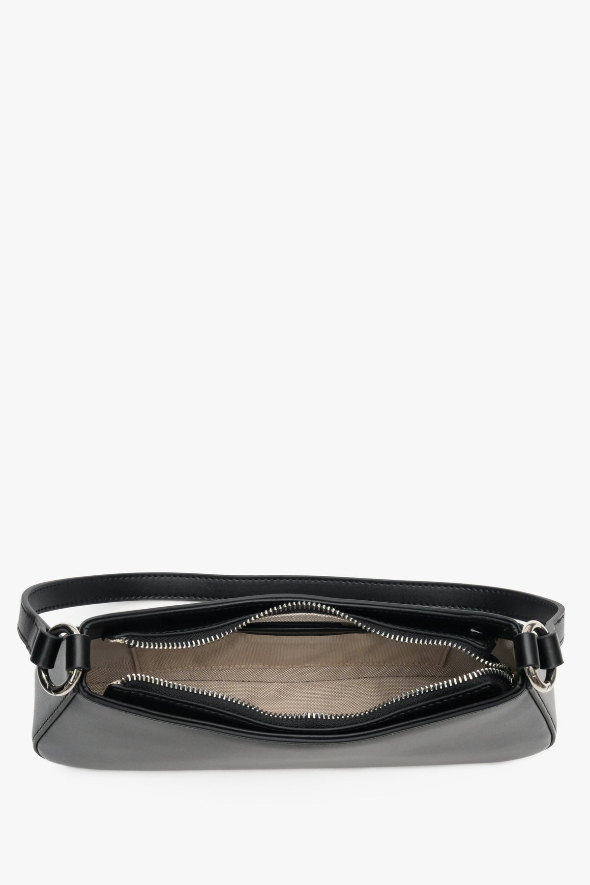 Women's black leather bag by Estro - close-up on the interior view.