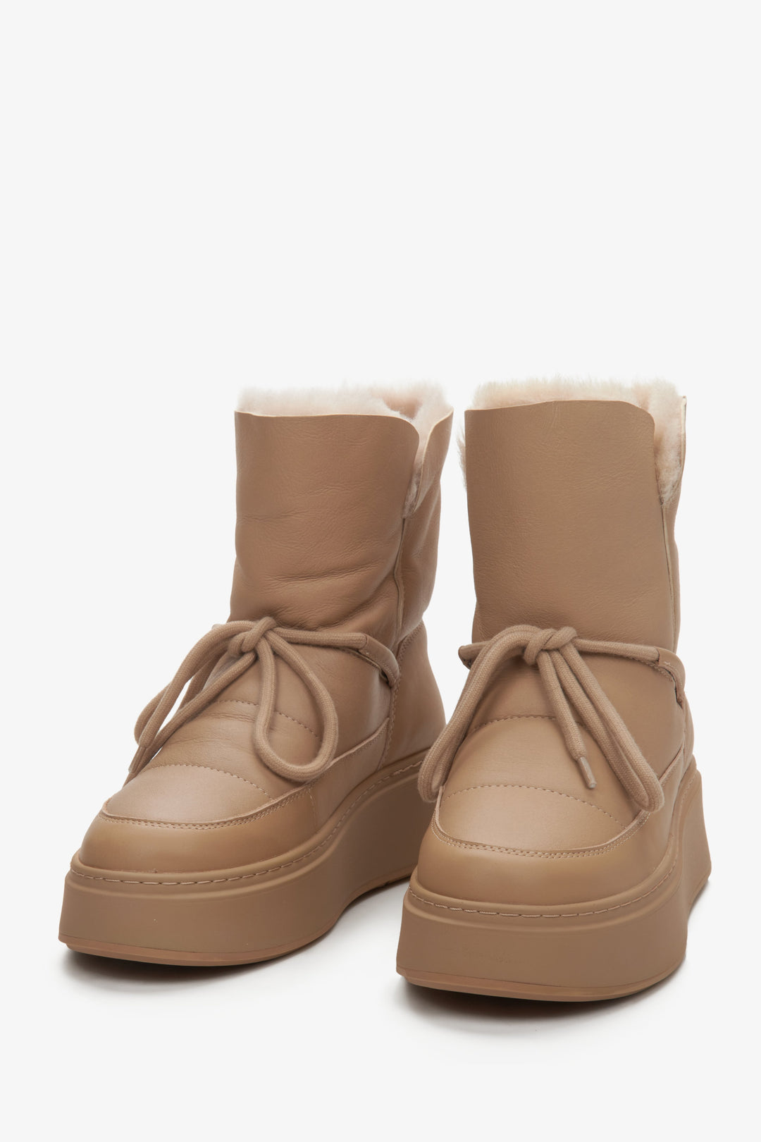 Women's brown leather snow boots Estro - a cloes-up at the tip of the toe.
