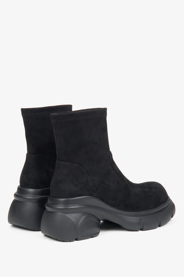 Women’s black velour chelsea boots Estro - back view of the model.