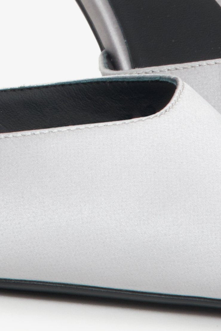 Women's grey pumps by Estro x MustHave - close-up on the details.