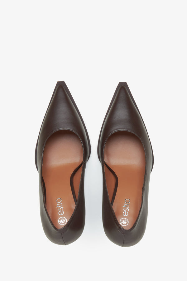 Women's dark brown pointed-toe pumps made of genuine leather by Estro - top view presentation of the model.