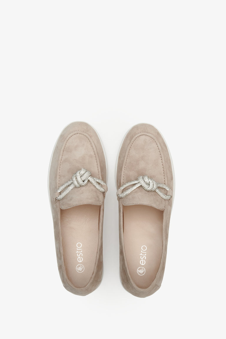 Estro women's natural velour moccasins with a decorative bow - top view presentation, beige colour.