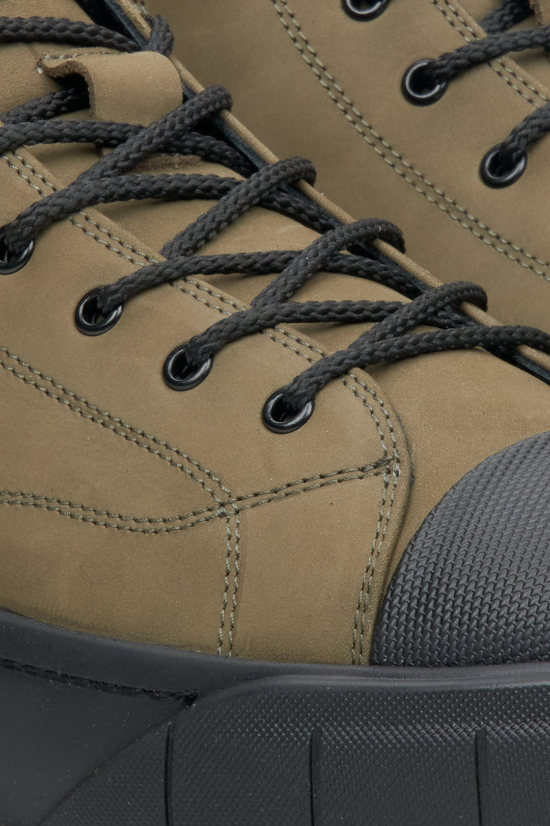 Estro's dark green high-top men's winter sneakers made of nubuck - close-up on the lacing system.