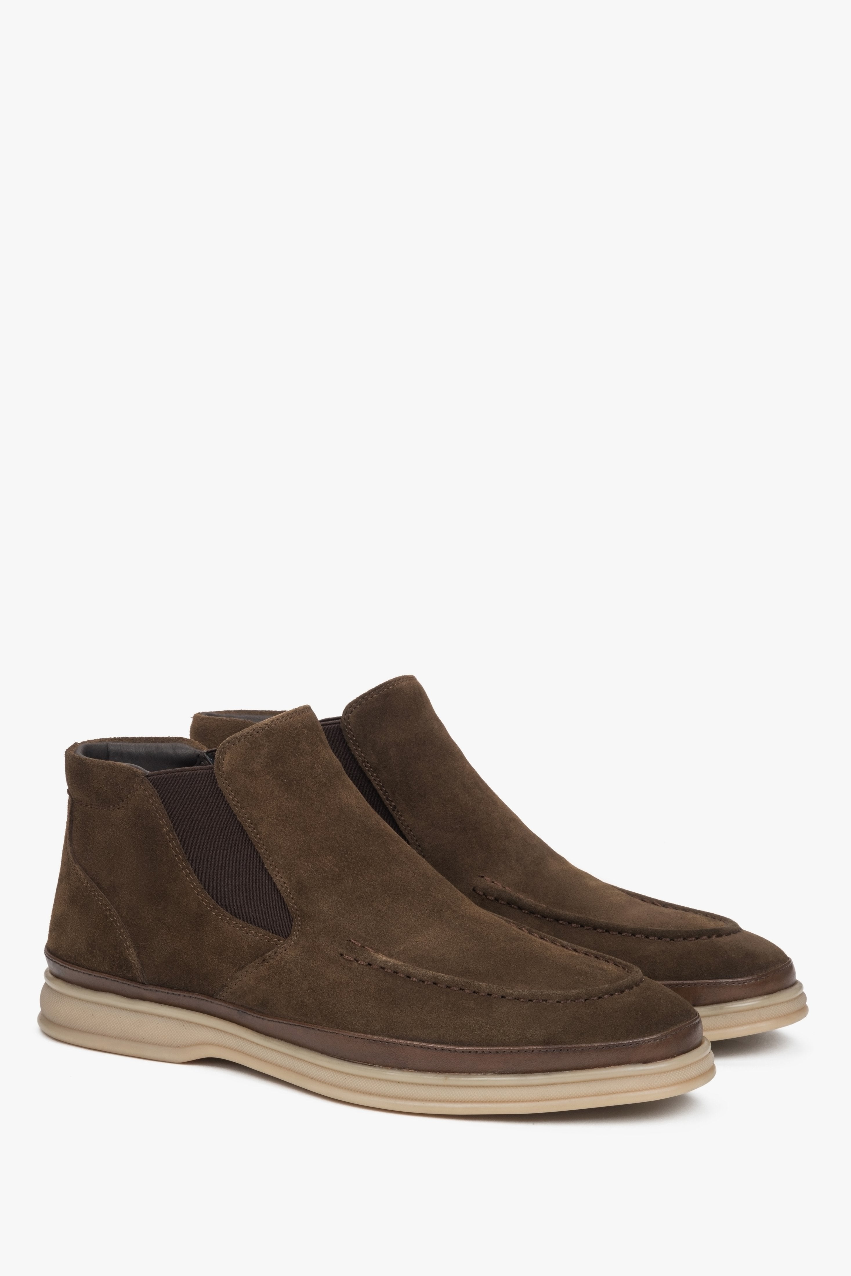 Dark brown slip-on men's chelsea boots made of natural velour Estro – close-up of the side line and toe.