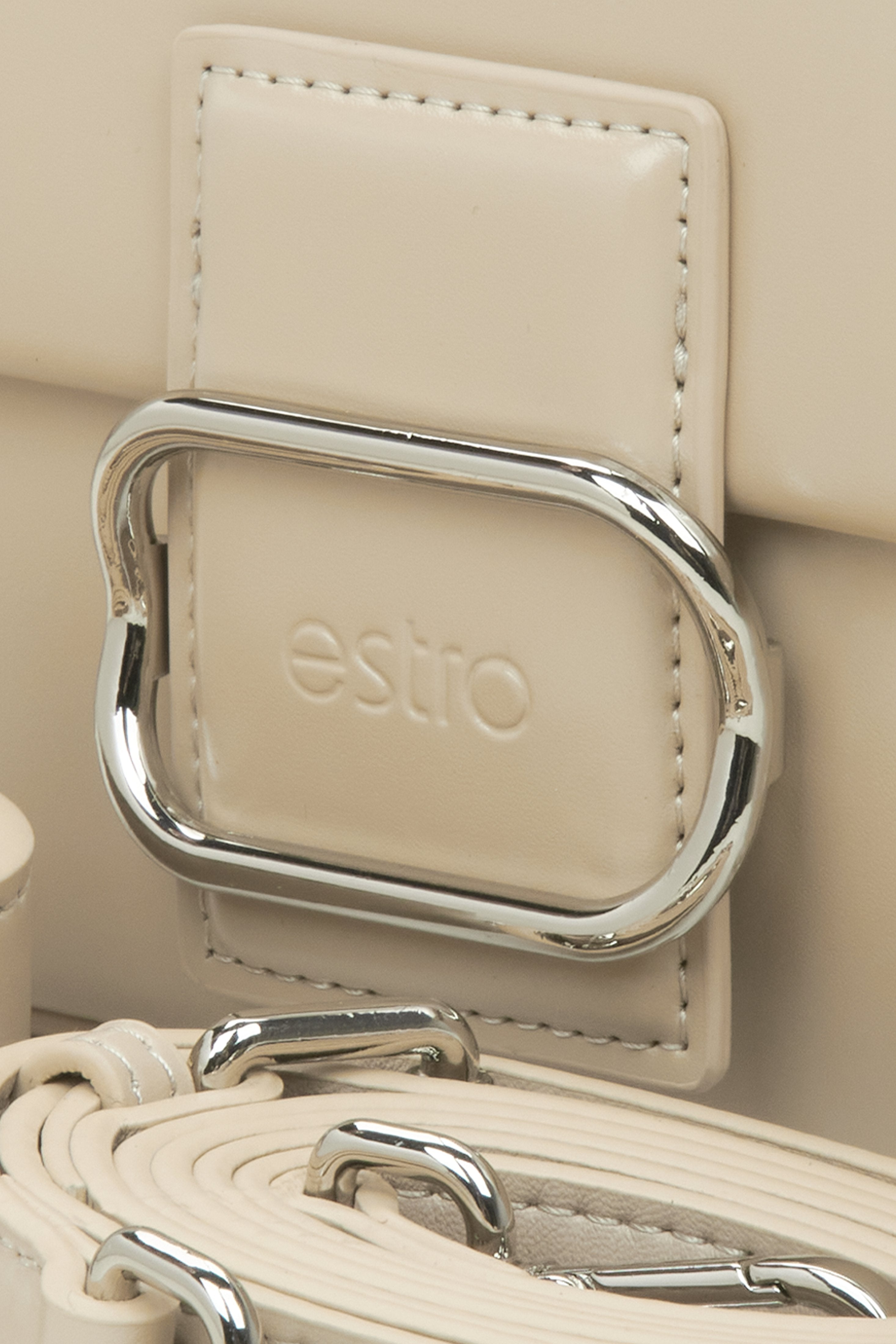 Beige leather women's bag by Estro - close-up of the details.