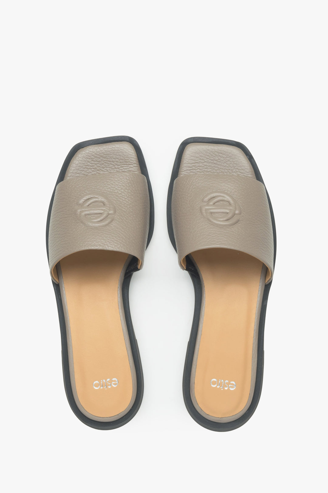 Women's grey leather flip-flops by Estro - top view presentation of the model.