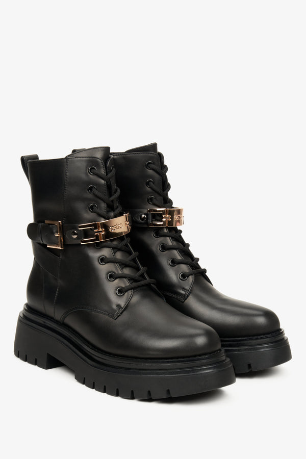 Winter, women's black leather boots in natural leather by Estro - close-up on the toe line and sole of the shoe.