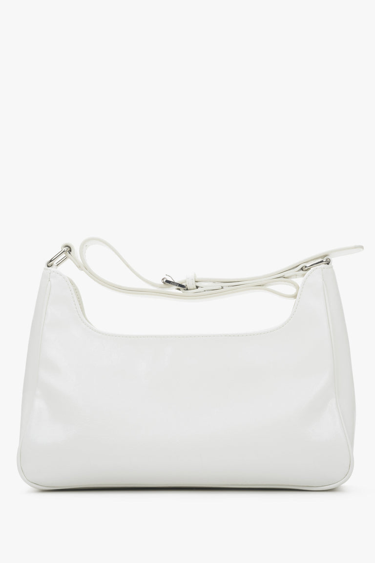 White Estro shoulder bag - back view of the model.