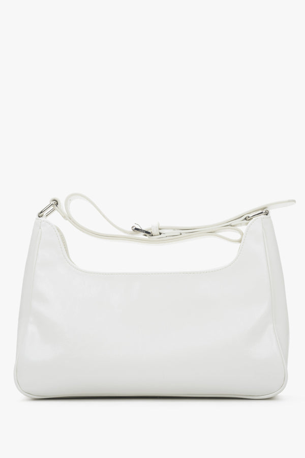 White Estro shoulder bag - back view of the model.