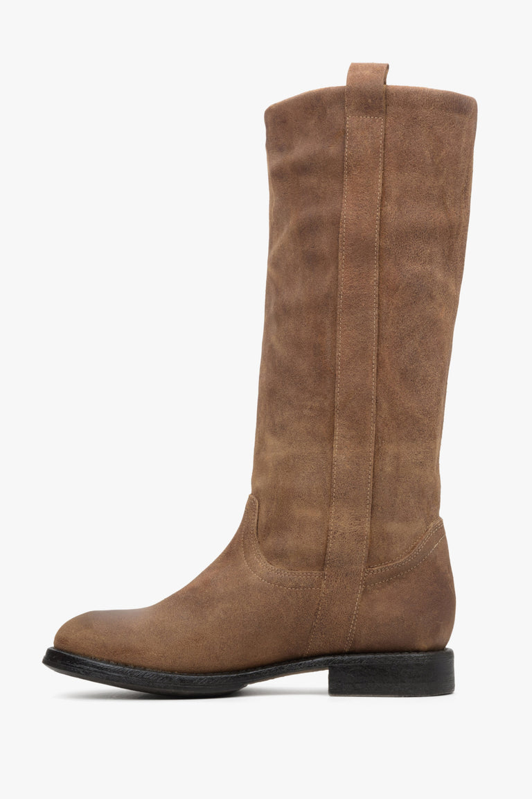 Women's brown boots made of genuine velour by Estro - shoe profile.