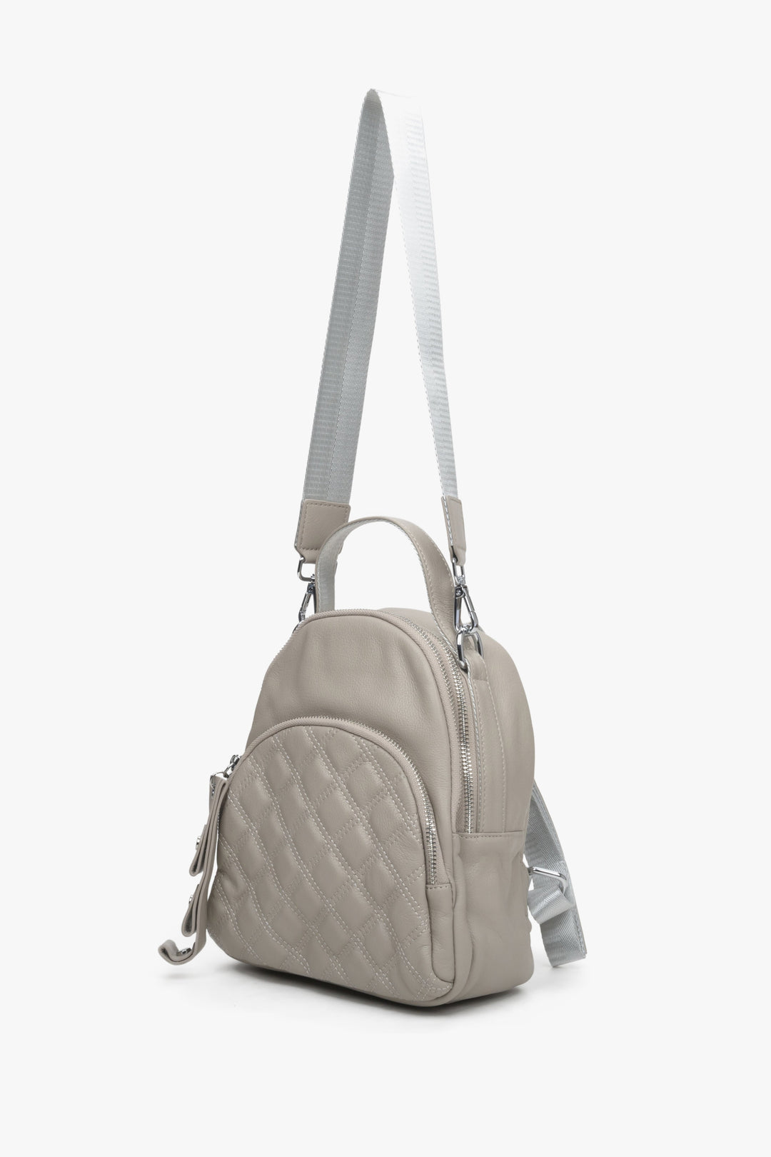 Estro's women's beige leather backpack - presentation of the model with the long strap extended.
