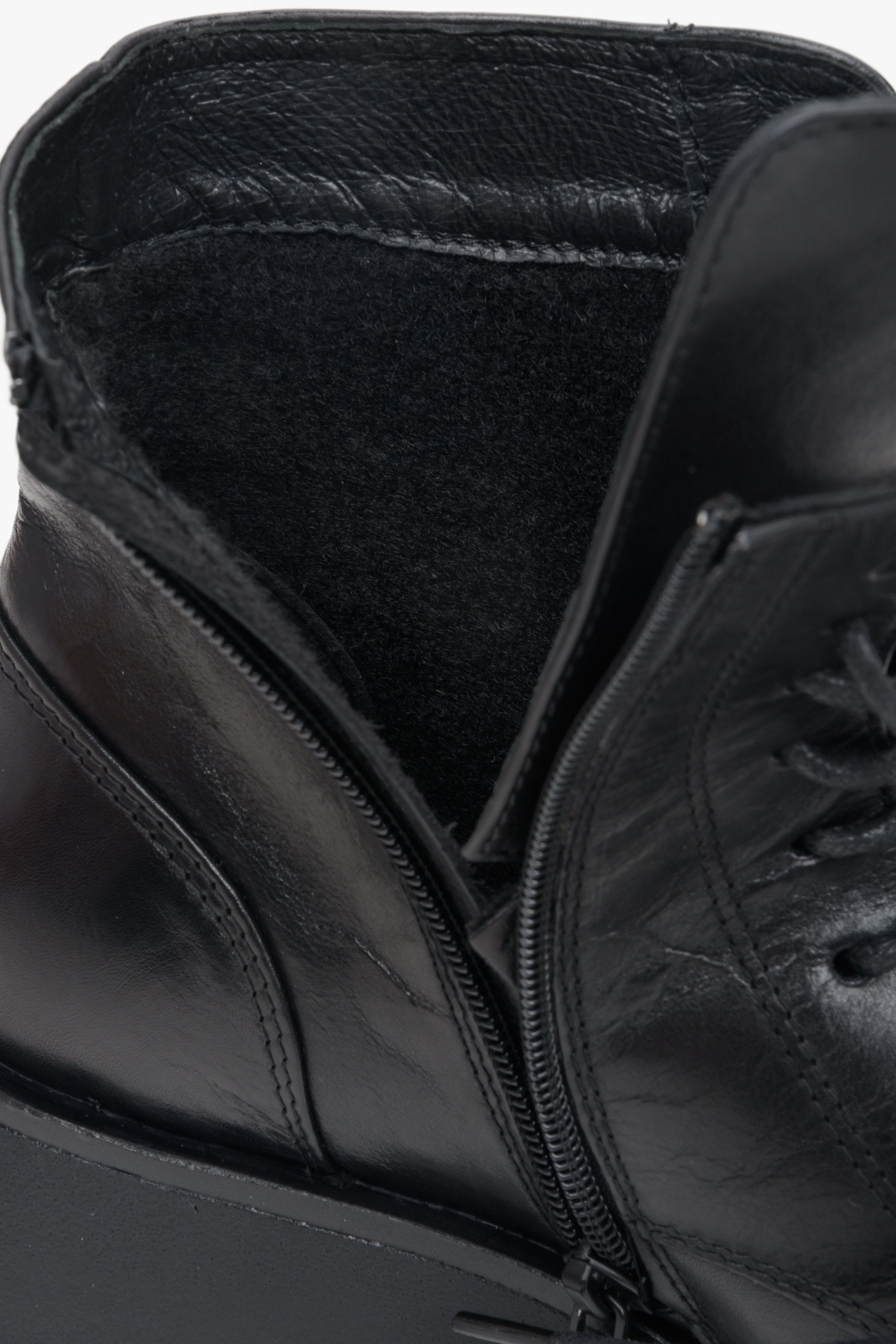 Leather women's autumn boots in black - close-up on the shoe padding.