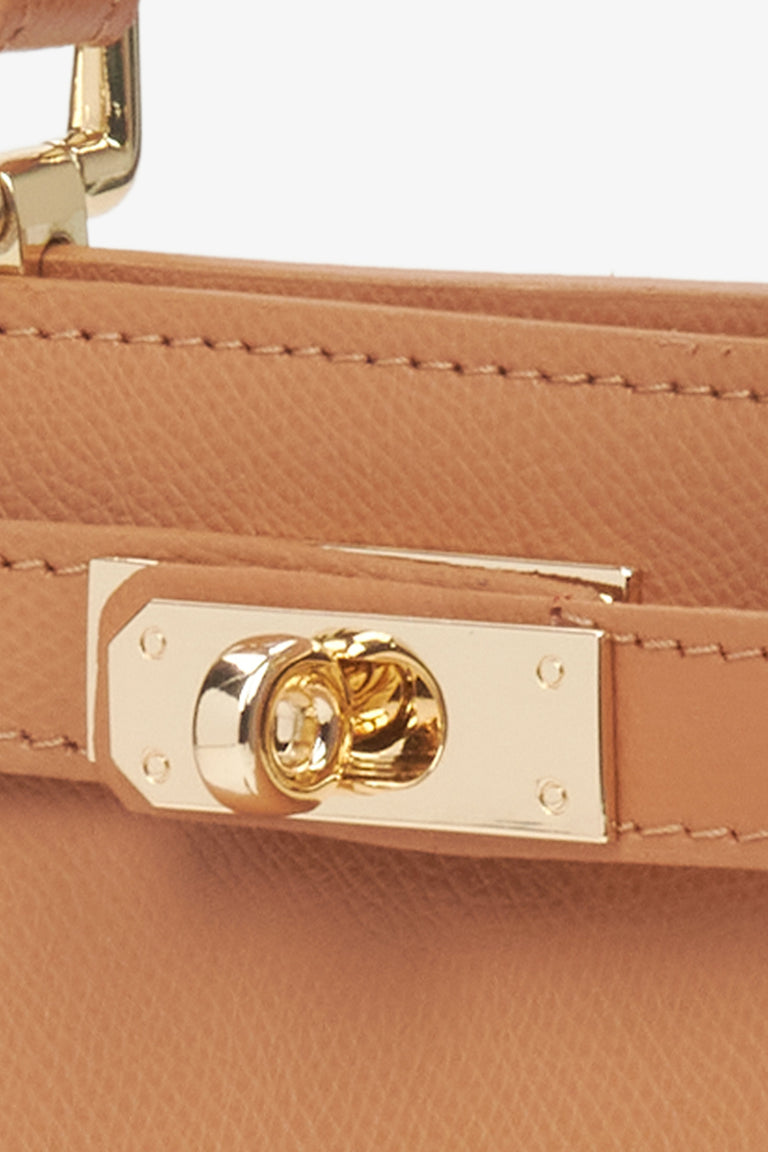 Brown satchel created from Italian genuine leather by Premium Estro - close-up on the detail.