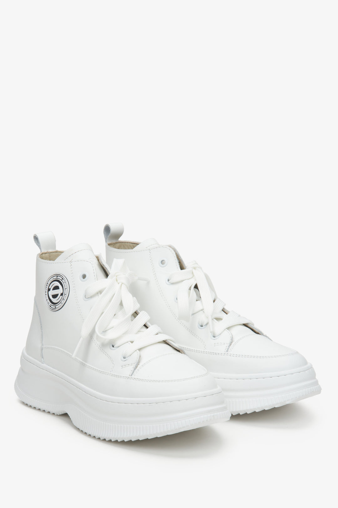 Women's white natural leather sneakers - presentation of a shoe toe and sideline.