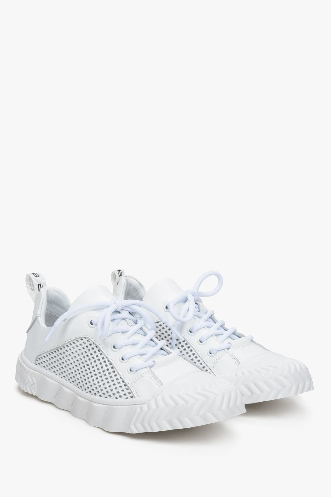 Women's white ES 8 sneakers with laces and elevated sole.