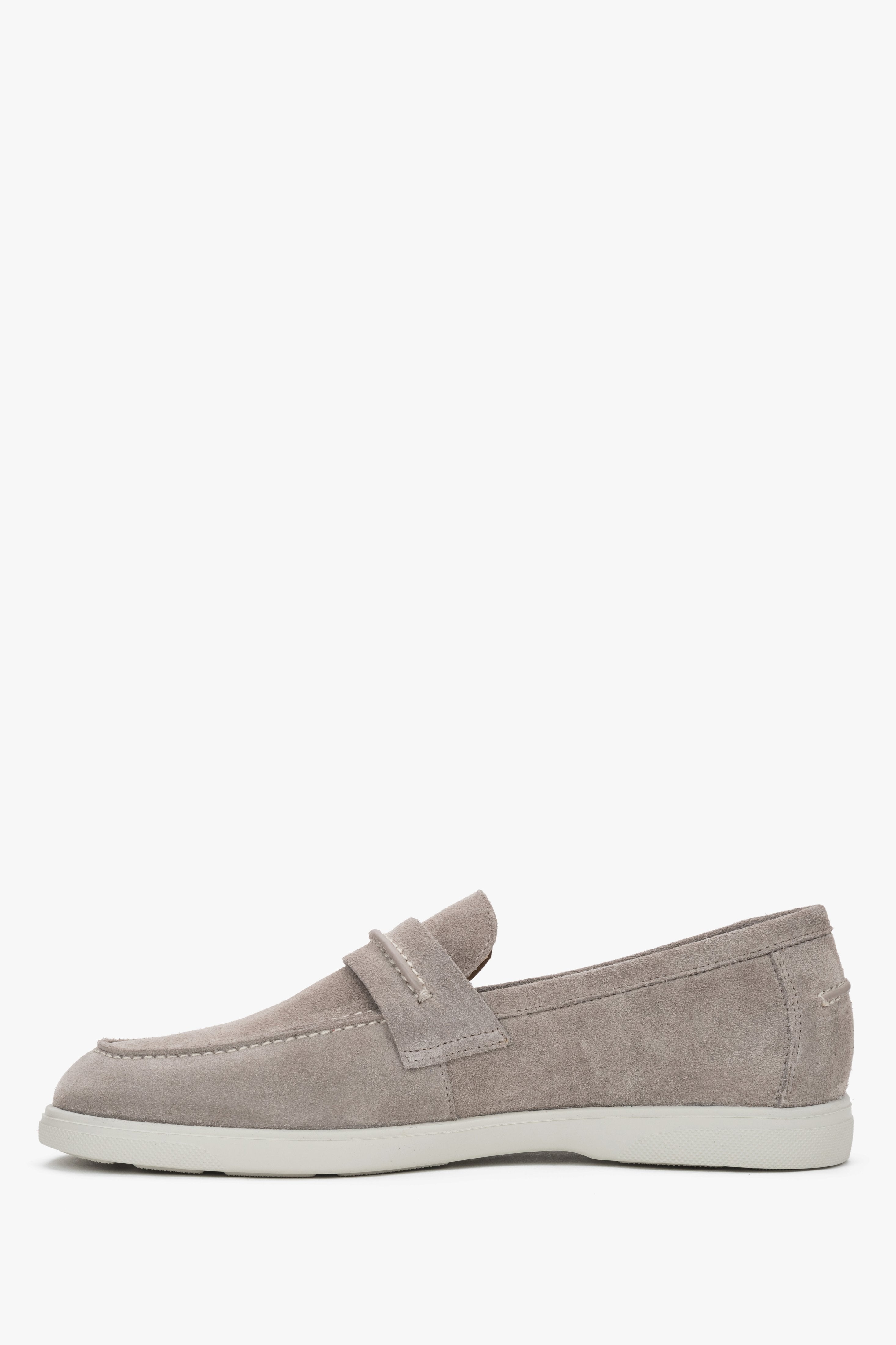 A pair of men's casual loafers in beige, crafted from premium Italian genuine velour by Estro.
