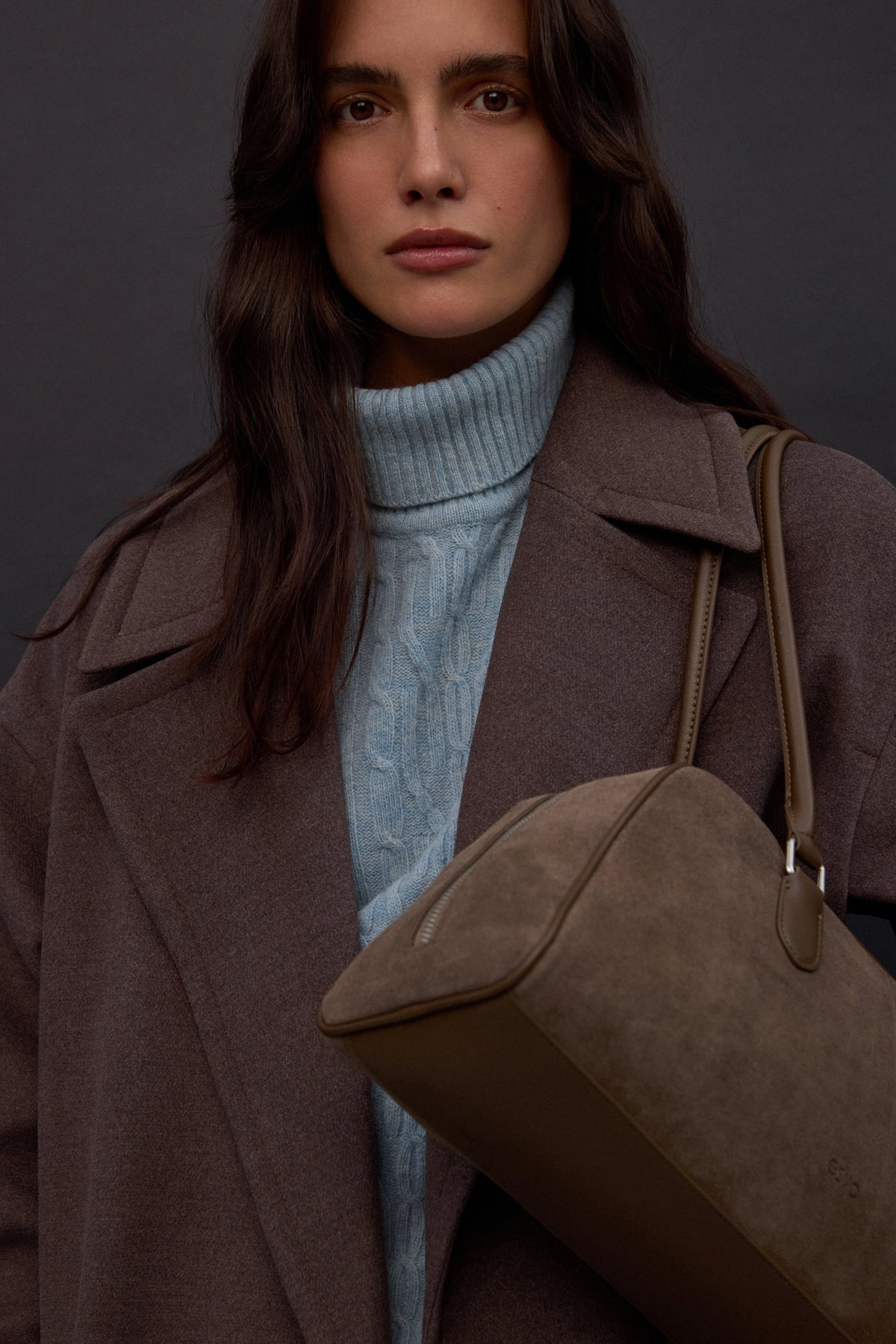 Estro: a women's shoulder bag in a beige and grey velour, designed with long handles.