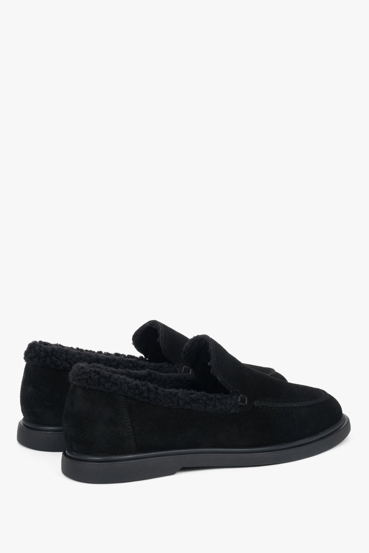 Women's Estro loafers (model ER00118203) in black velour, finished with a visible fur lining.