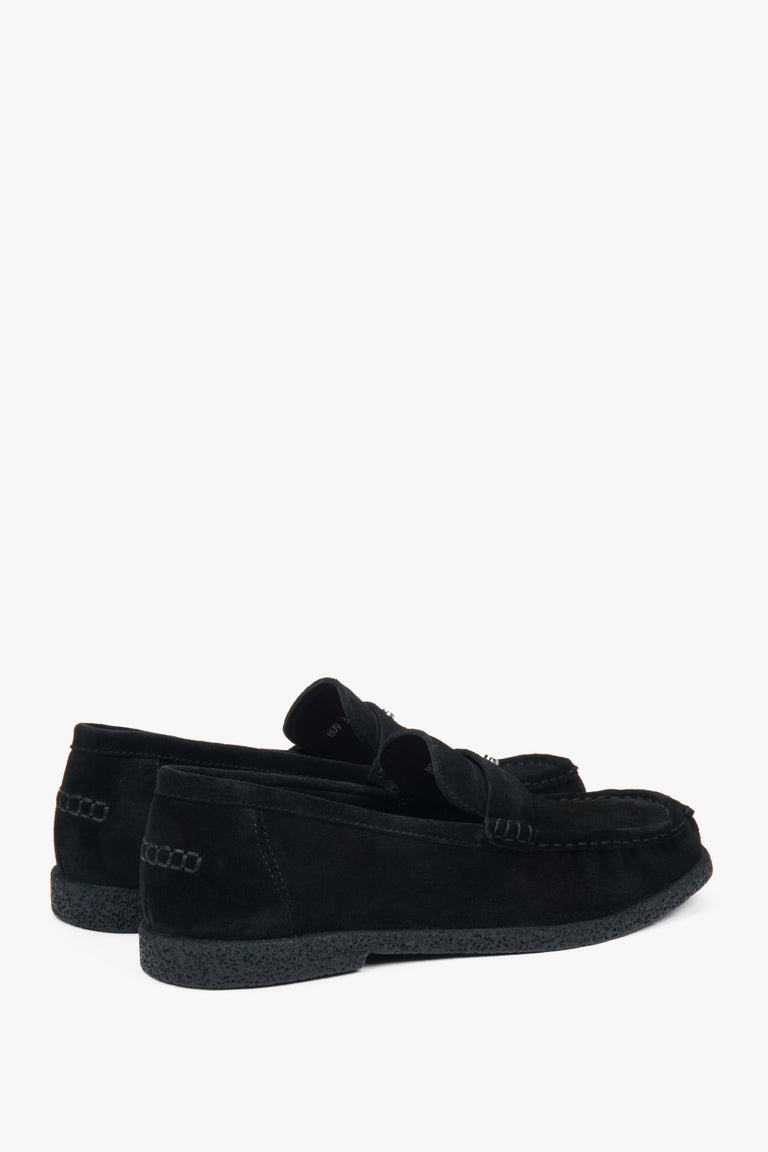 Side profile of the women's black Estro loafer, highlighting the soft texture of the premium Italian velour.
