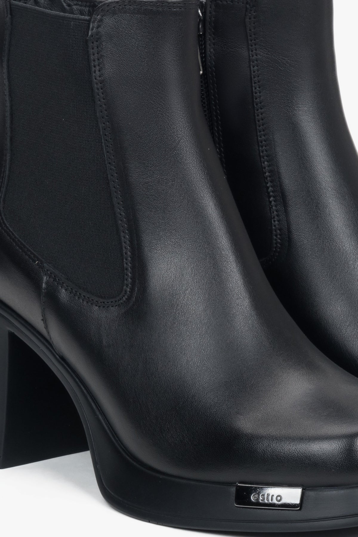 Women's Estro ankle boots (model ER00118210) in black leather, designed with a classic block heel.