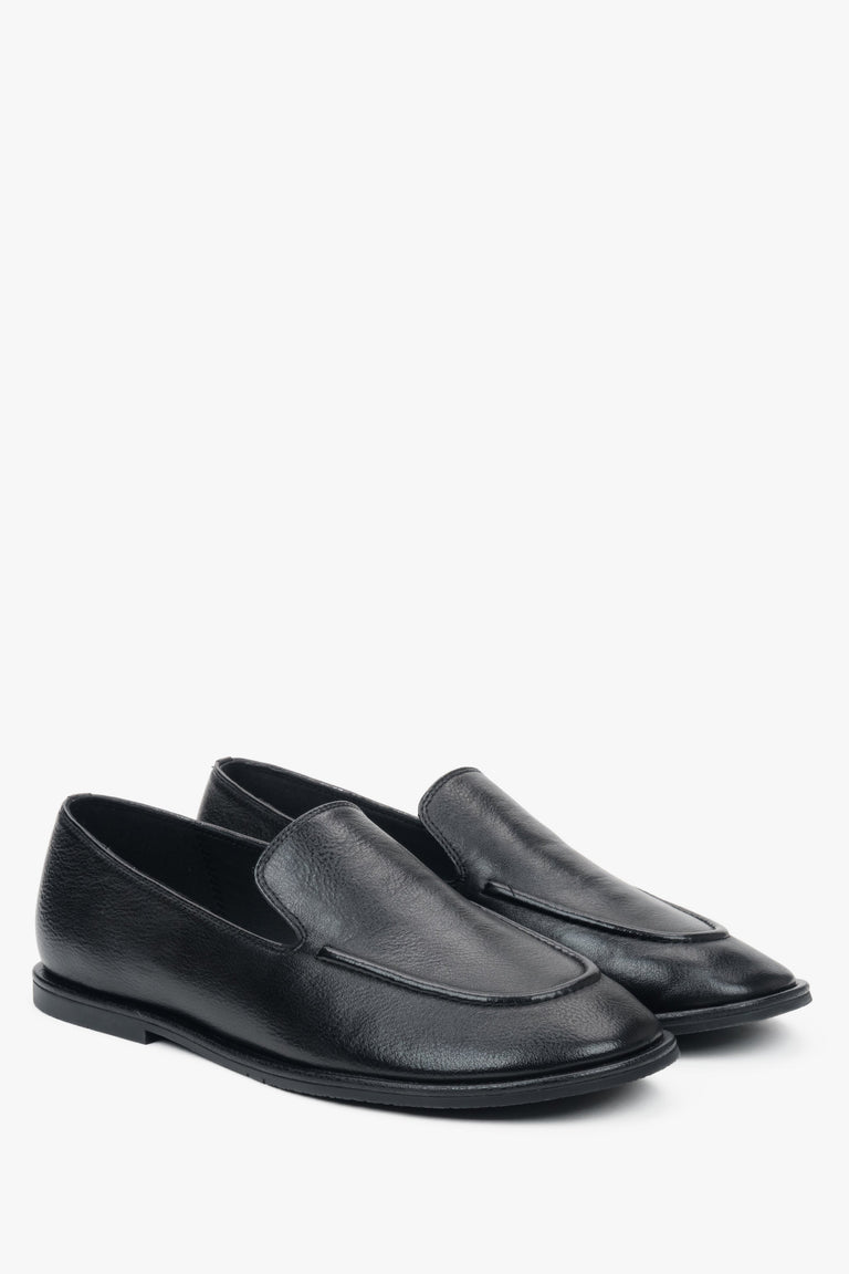 A pair of women's flat loafers in black, crafted from genuine leather by Estro.