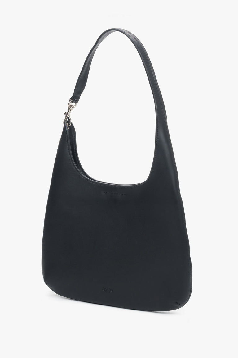 A women's shopper bag in black, crafted from genuine leather by Estro.
