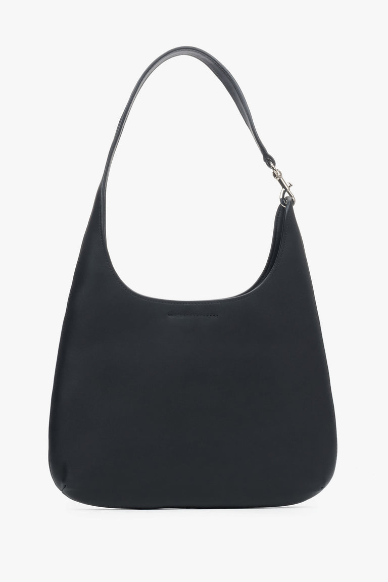 A spacious shopper bag for women by Estro, made from classic black genuine leather.