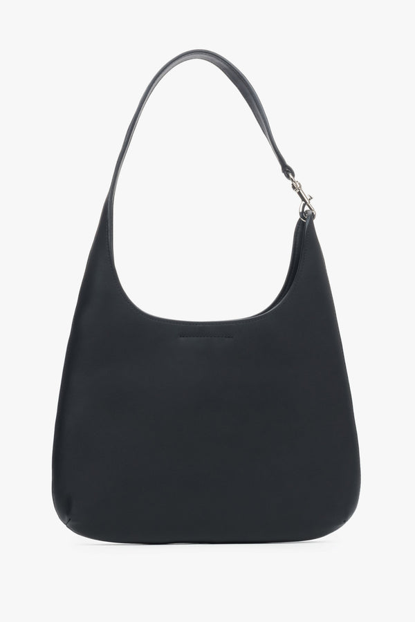 A spacious shopper bag for women by Estro, made from classic black genuine leather.