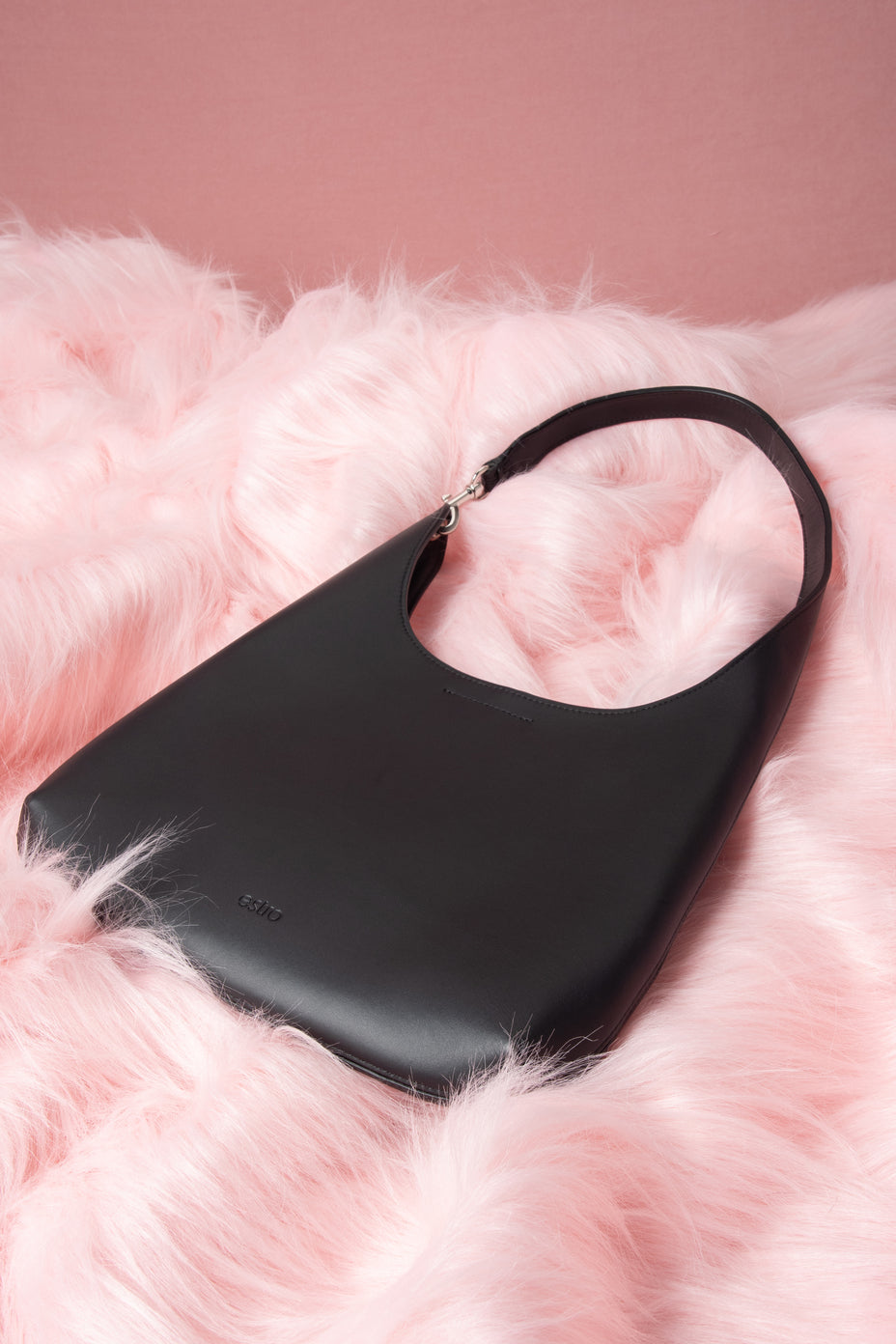 Women's black shopper bag in genuine leather by Estro.