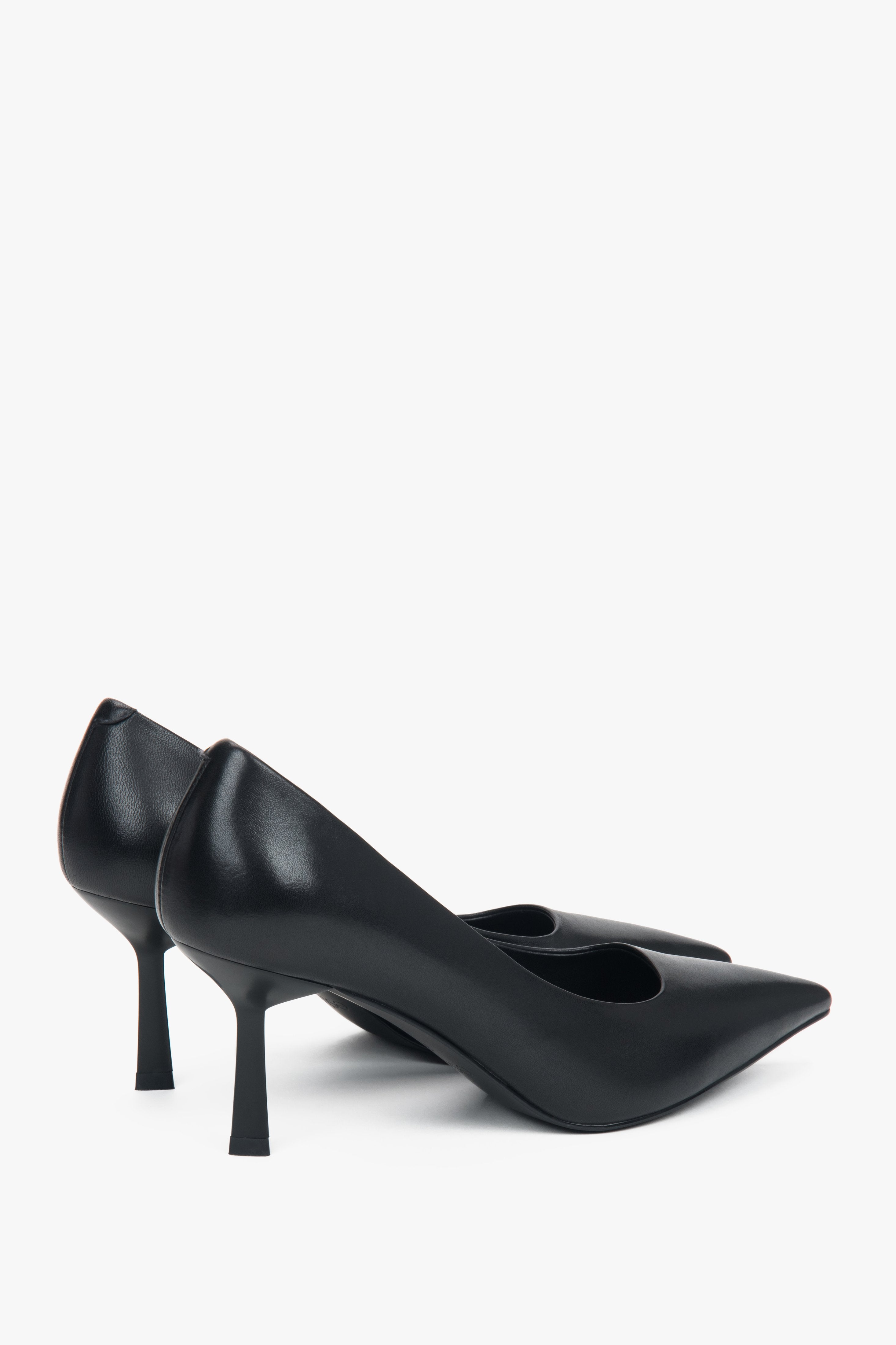 Estro: women's black pointed-toe pumps featuring a genuine leather upper.