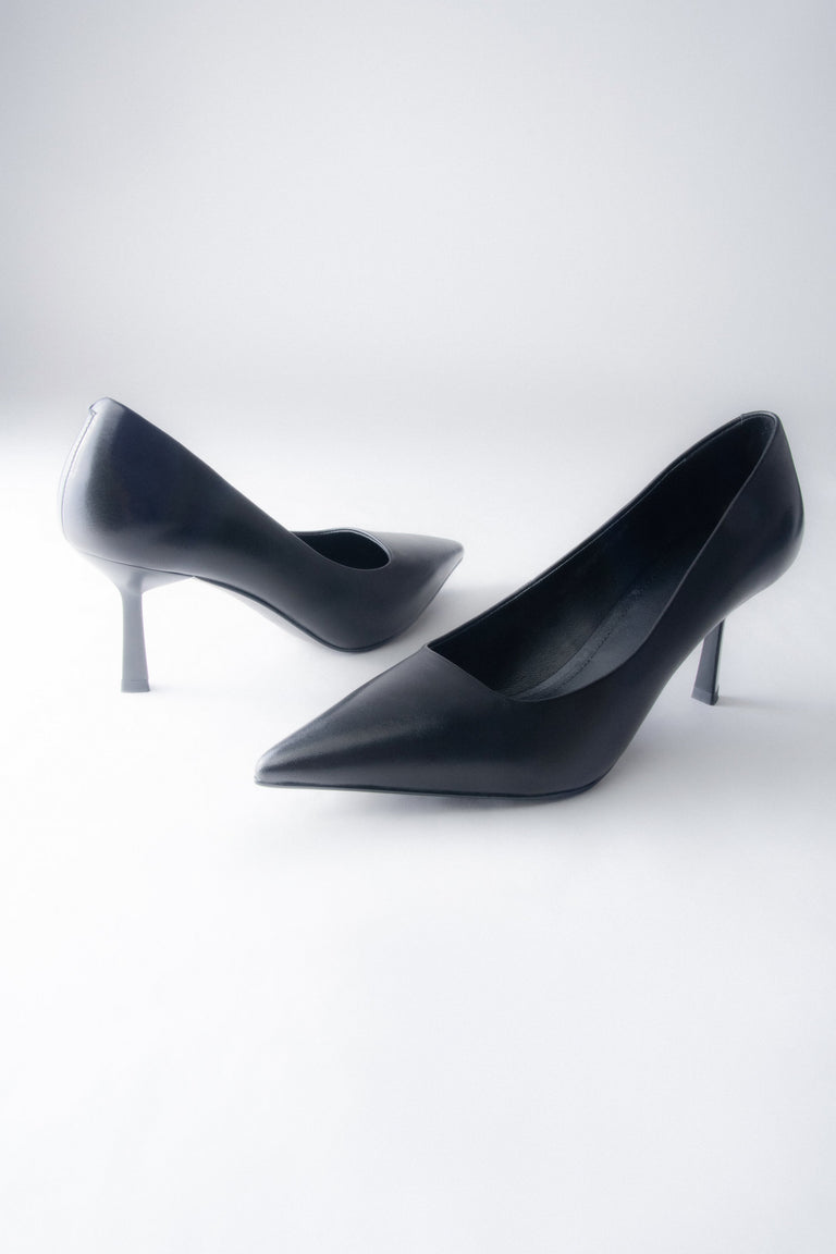 Women's Estro pointed-toe pumps in black, designed in genuine leather for a sharp, elegant look.