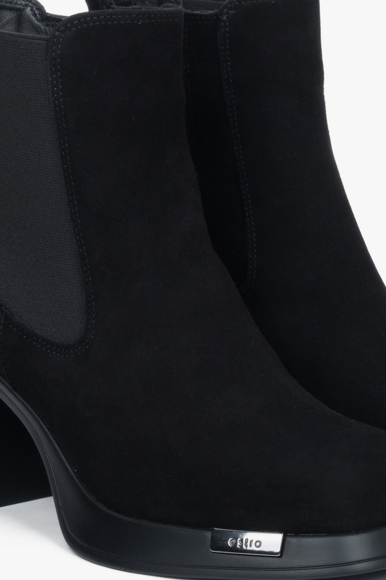 Women's black Estro ankle boots in soft suede, designed with a comfortable and stable heel.