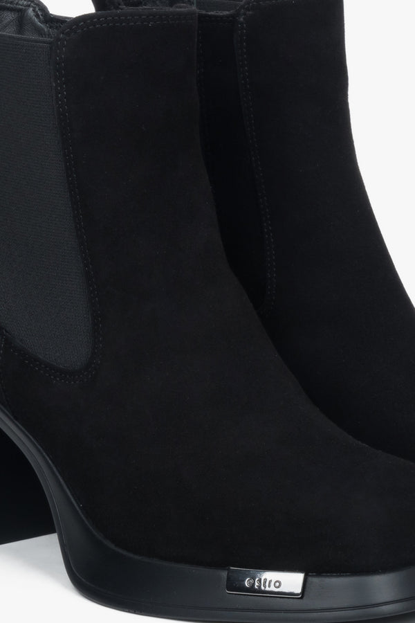 Women's black Estro ankle boots in soft suede, designed with a comfortable and stable heel.