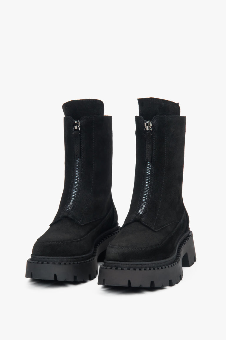 A pair of lightly insulated black ankle boots for women, crafted from Italian velour, model Estro ER00118125.