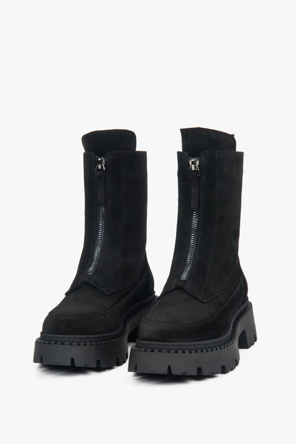 A pair of lightly insulated black ankle boots for women, crafted from Italian velour, model Estro ER00118125.