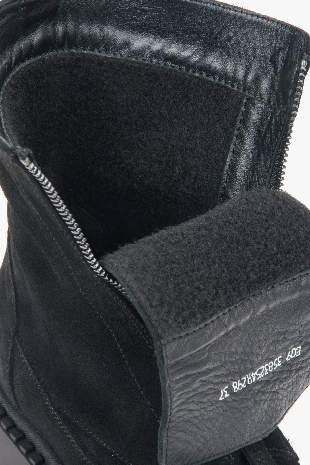Women's black Estro ankle boots (model ER00118125) in Italian velour, designed with light insulation for comfort.