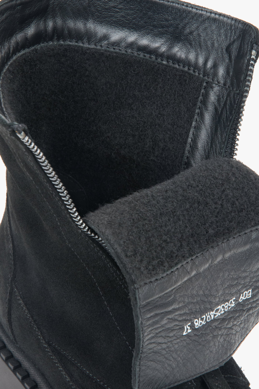Women's black Estro ankle boots (model ER00118125) in Italian velour, designed with light insulation for comfort.