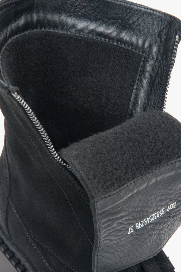 Women's black Estro ankle boots (model ER00118125) in Italian velour, designed with light insulation for comfort.