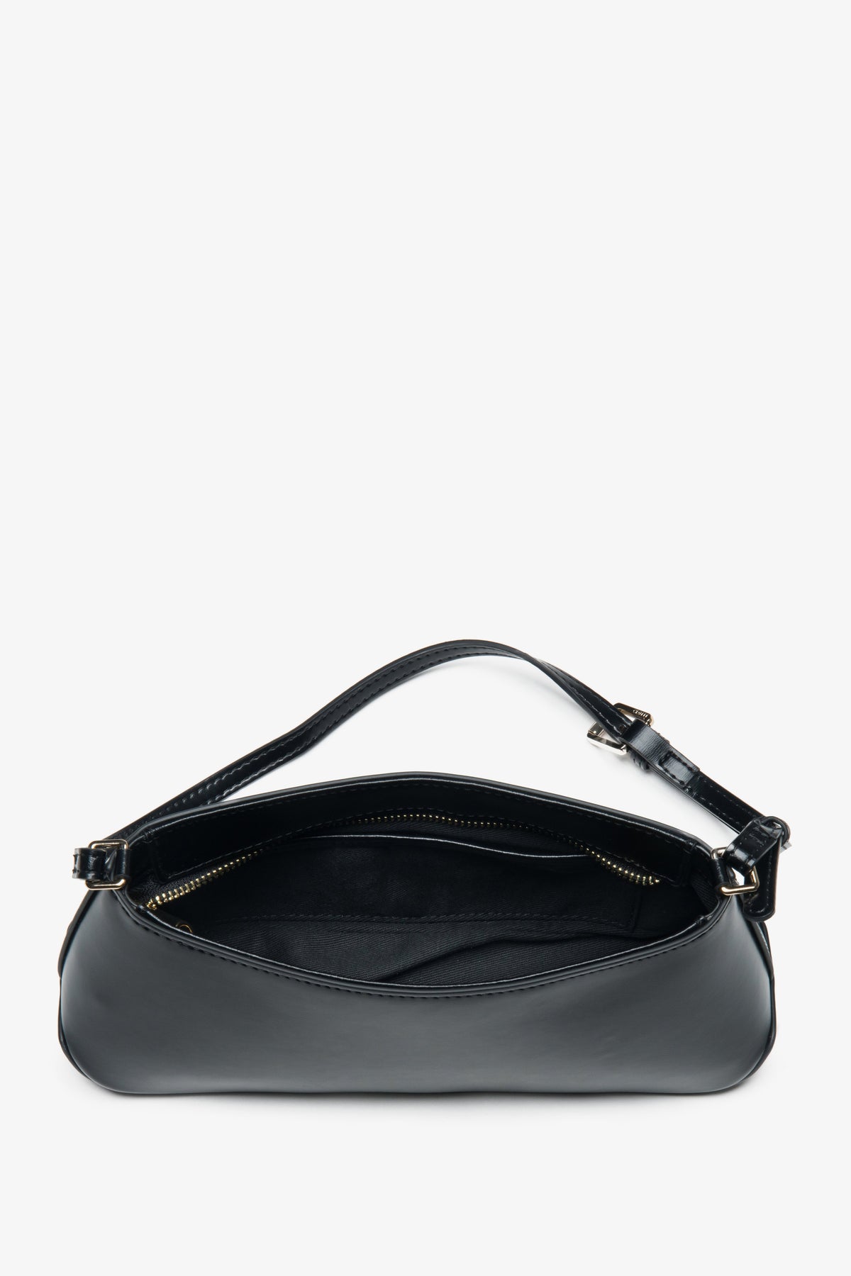 Estro: a classic black shoulder bag for women, crafted from genuine leather.