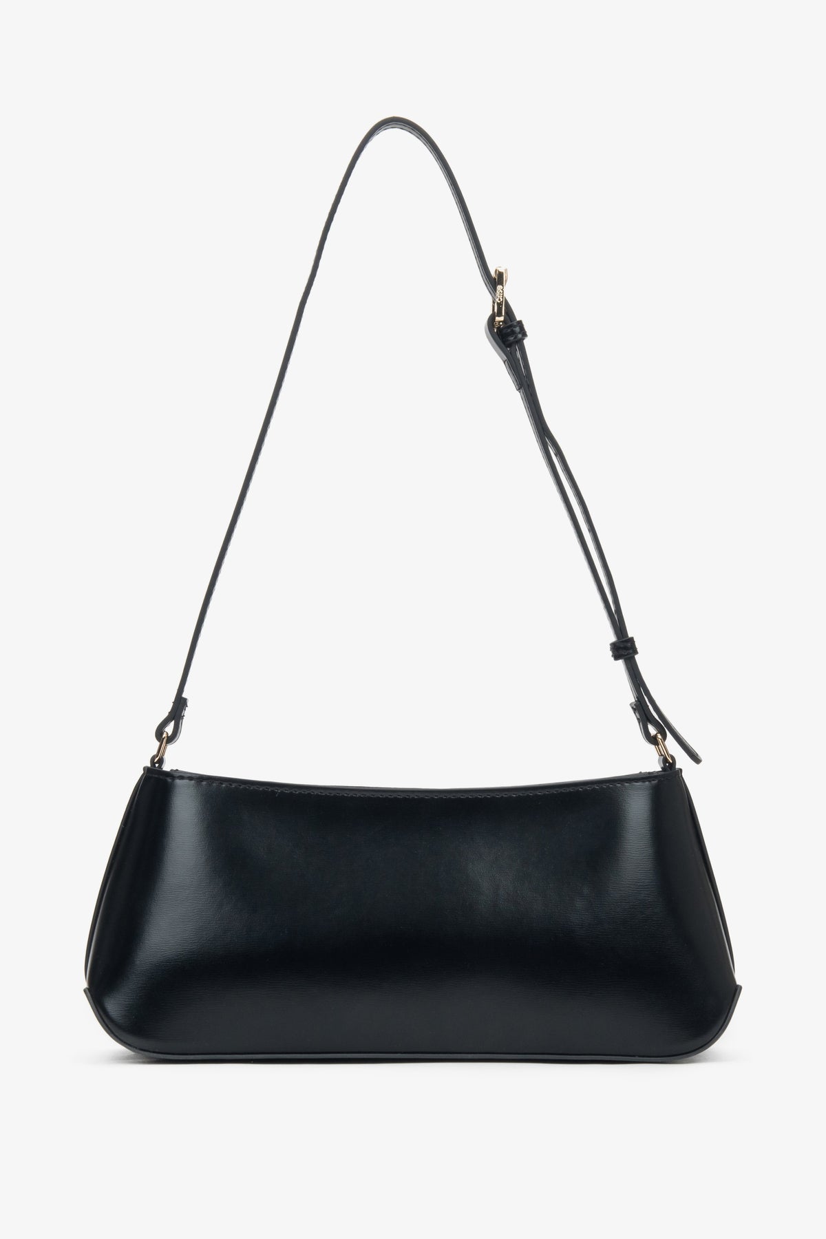 A classic black shoulder bag for women, made of genuine leather from the Estro collection.