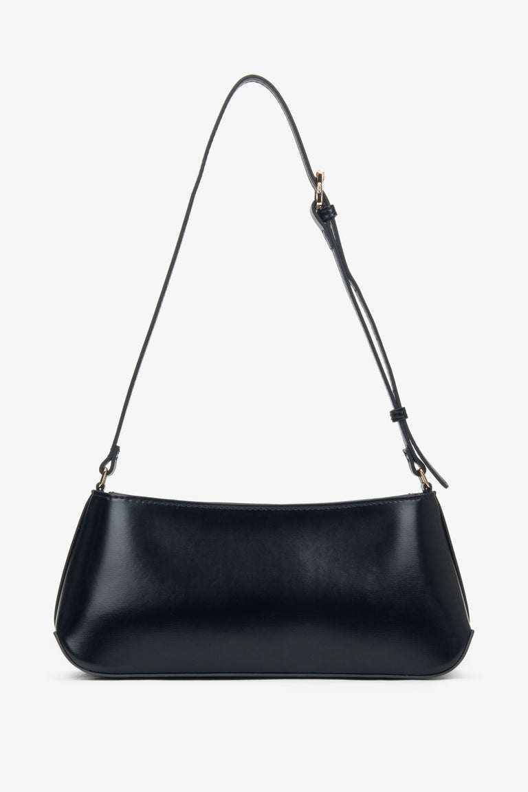 A classic black shoulder bag for women, made of genuine leather from the Estro collection.