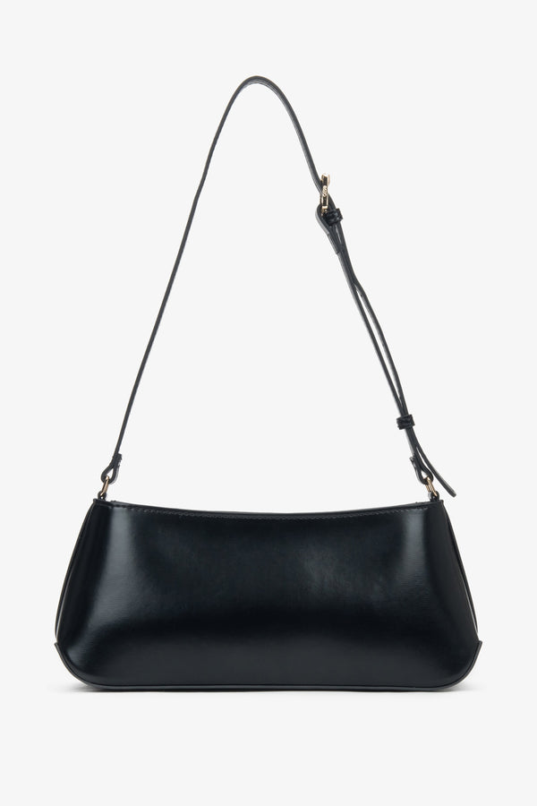 A classic black shoulder bag for women, made of genuine leather from the Estro collection.