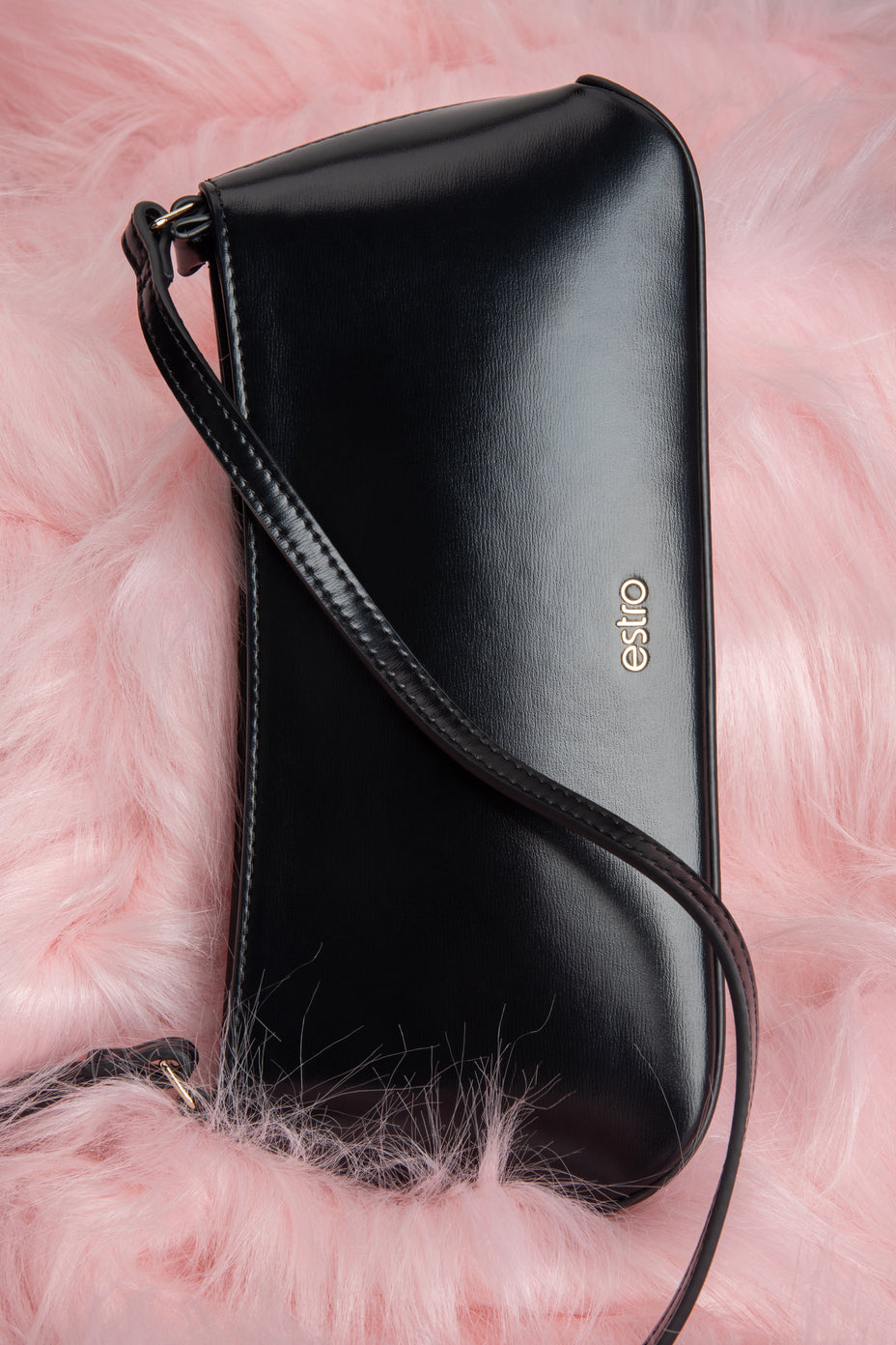 Estro: a classic black shoulder bag for women, crafted from genuine leather.